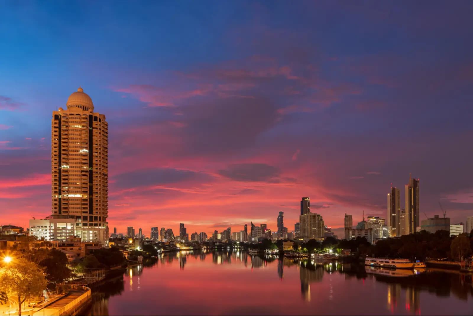 Colombo City Tour - Expert Guided Day Tour in Pettah Market, Red Mosque (Jami Ul-Alfar), Gangaramaya Temple, Lotus Tower, Galle Face, Green Colombo National Museum, Old Colombo Dutch Hospital, Port City, Colombo Independence Square, Beira Lake, Viharamahadevi Park, Sri Ponnambala Vaneswarar Kovil, Galbokka Lighthouse